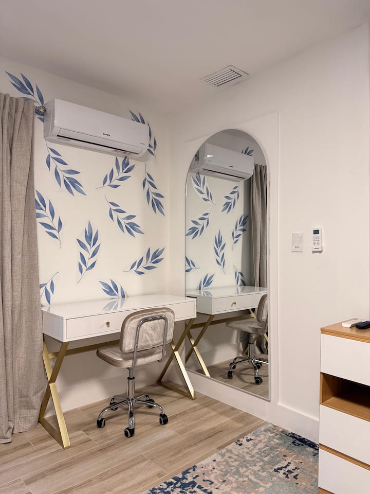 Cozy Studio W/ Hot Tub 7 Min To Downtown & Beach - Melbourne, FL