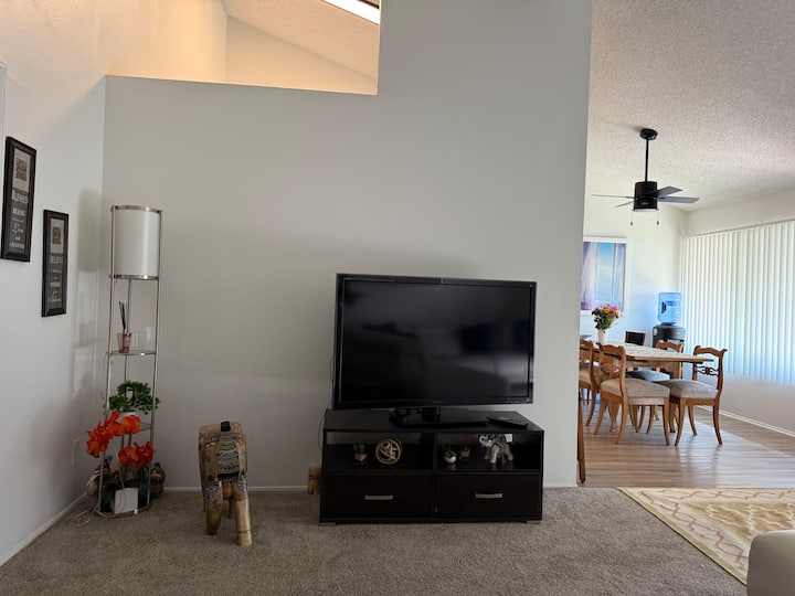 Light Filled 2br In Westlake - Thousand Oaks, CA
