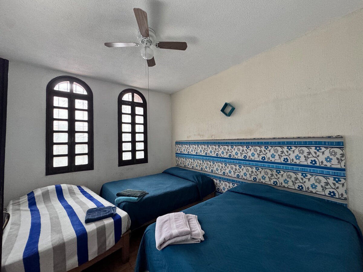 Самостоятелна стая с 2 големи двойни легла и единично легло. 3 общи бани. 