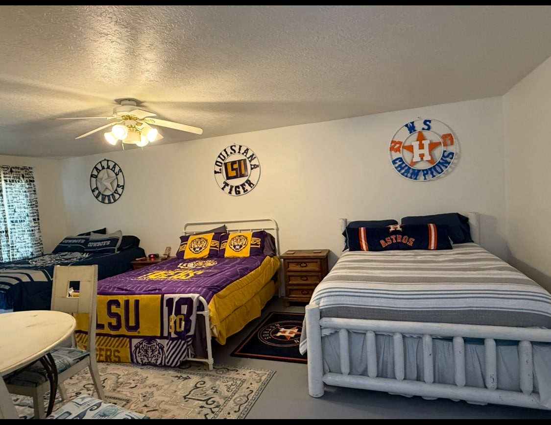 3 camas tamaño queen, un colchón con la parte superior acolchada y dos colchones nuevos Seally PosturePedic, además de un colchón híbrido mediano Walsh de 13 pulgadas, comprado en 12/2025.