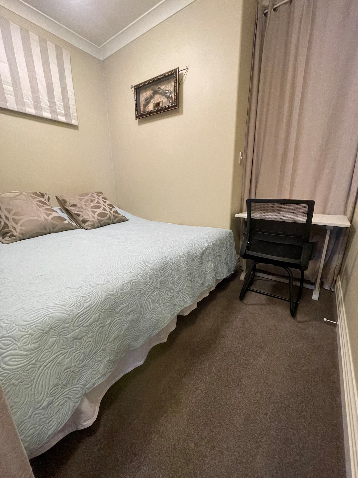 אזור השינה נמצא ליד יחידה A, לכן שני האורחים צריכים לנסות לצמצם את הרעש למינימום. שתי היחידות מופרדות על ידי קיר