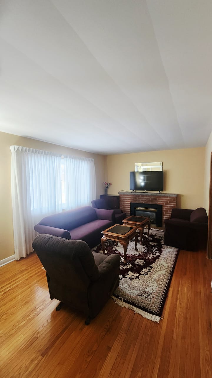 3 Bedrooms 1.5 Bath With Amenity&central Location - London