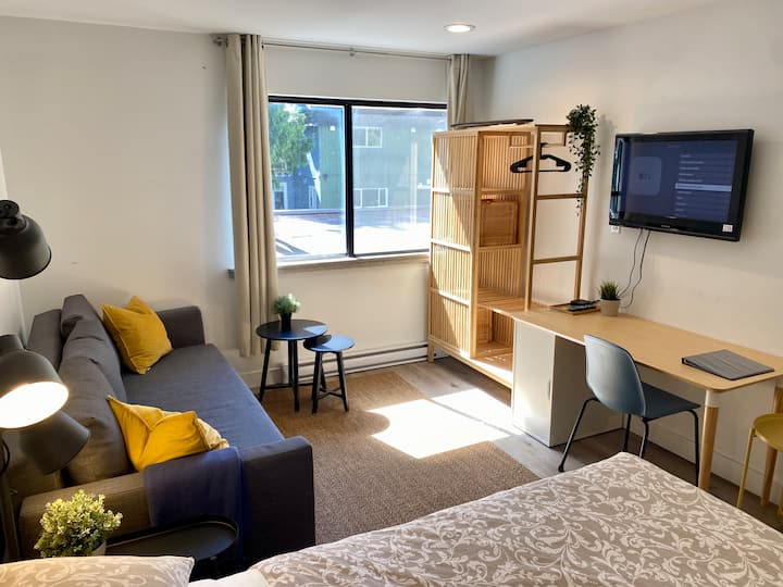 Beautifully Updated Cozy Studio W/ Kitchenette - British Columbia