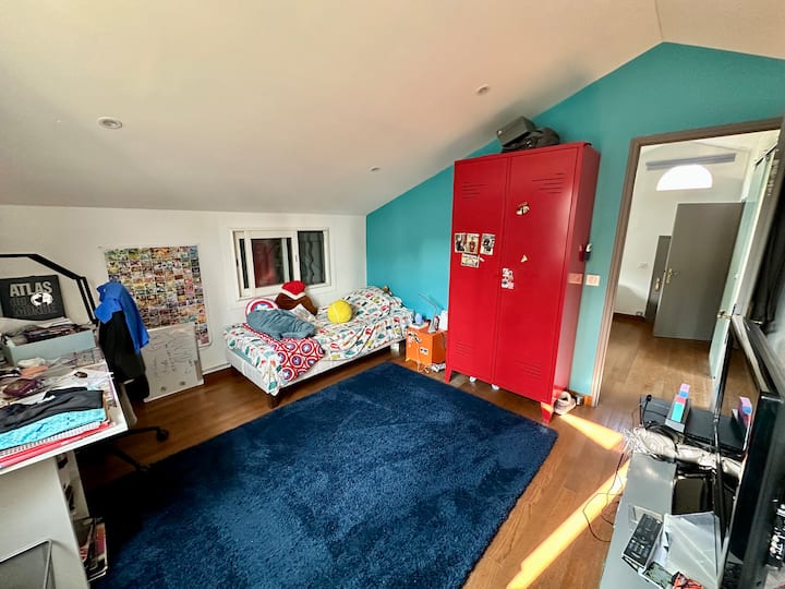 Cette chambre est en enfilade avec la chambre 2, elle bénéficie de la salle de bain numéro 2