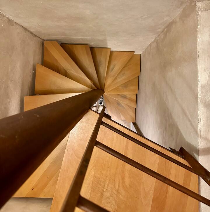Escalier en colimaçon qui permet d’accéder au 1er étage 