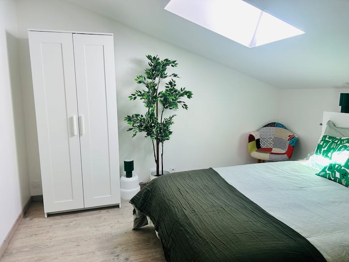 Krevet 140 x 200 cm
Električna žaluzina 