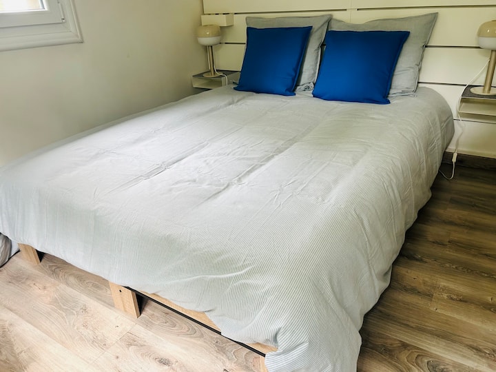 bračni krevet na katu, spremište + pogled na vrt