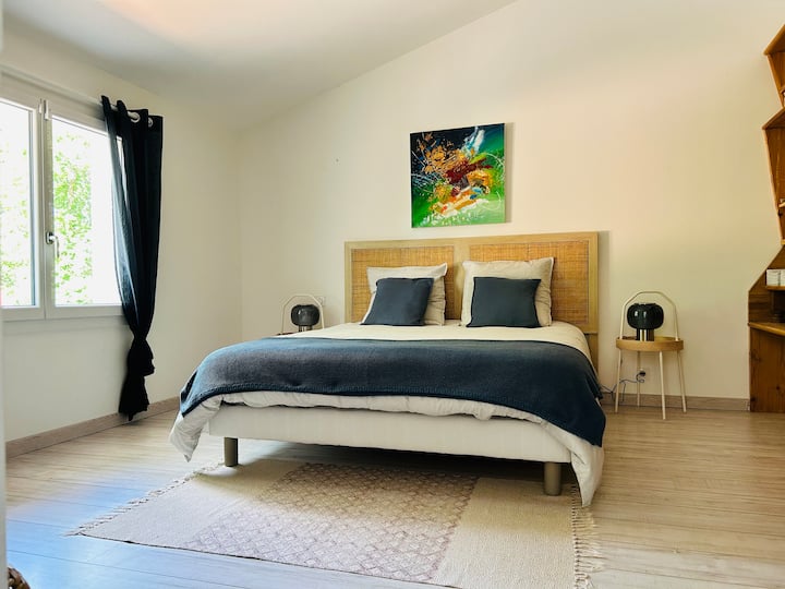 Na katu, vrlo prostrana i vrlo svijetla soba.
160 x 200 cm
Dovoljno prostora za putni krevetić.