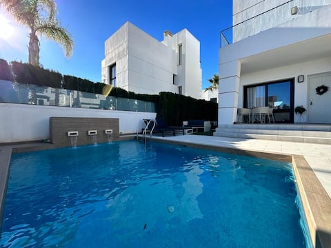 Luxury house with pool, barbecue