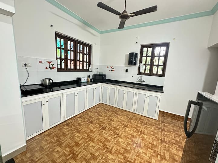 Full kitchen image 2