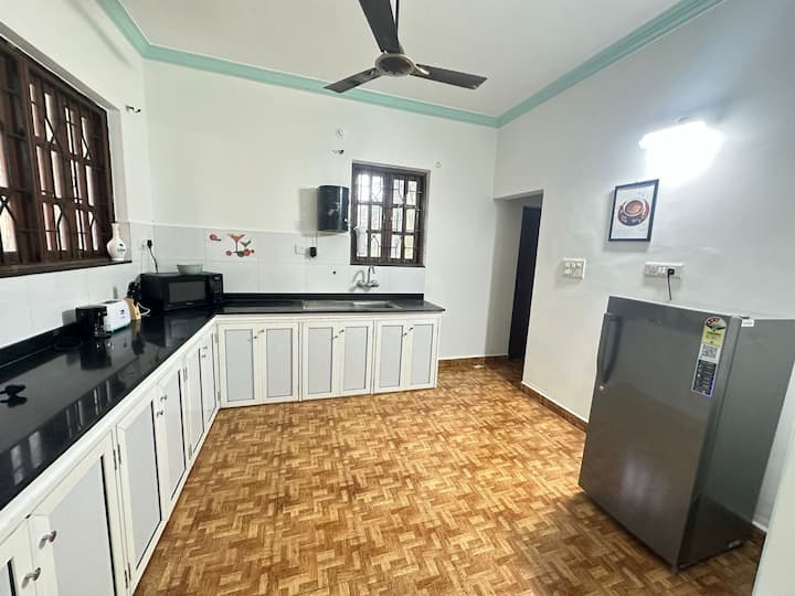 Full kitchen image 1