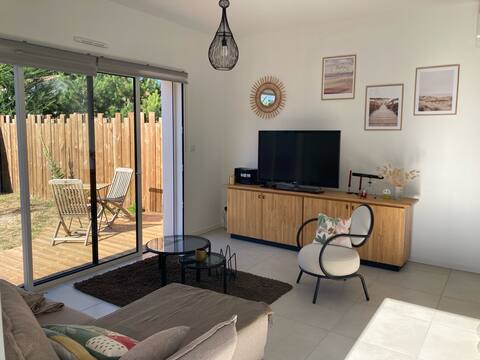 Top Airbnb: Seaside, 250 m from the beach, forest, fully equipped house in Saint Vincent Sur Jard