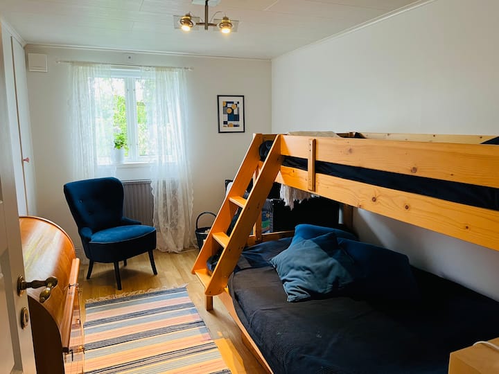 מיטת לופט עם תחתית רחבה במיוחד. יש גם מיטות תינוק מתקפלות. 