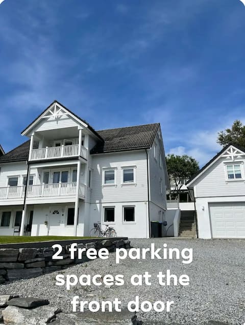 Cozy coastal apartment, 12 mins. to Ålesund/10 to the airport