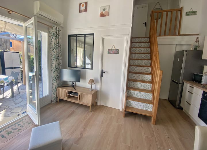 Maison Cosy Rénovée Climatisée, Jardinet & Piscine - Le Muy