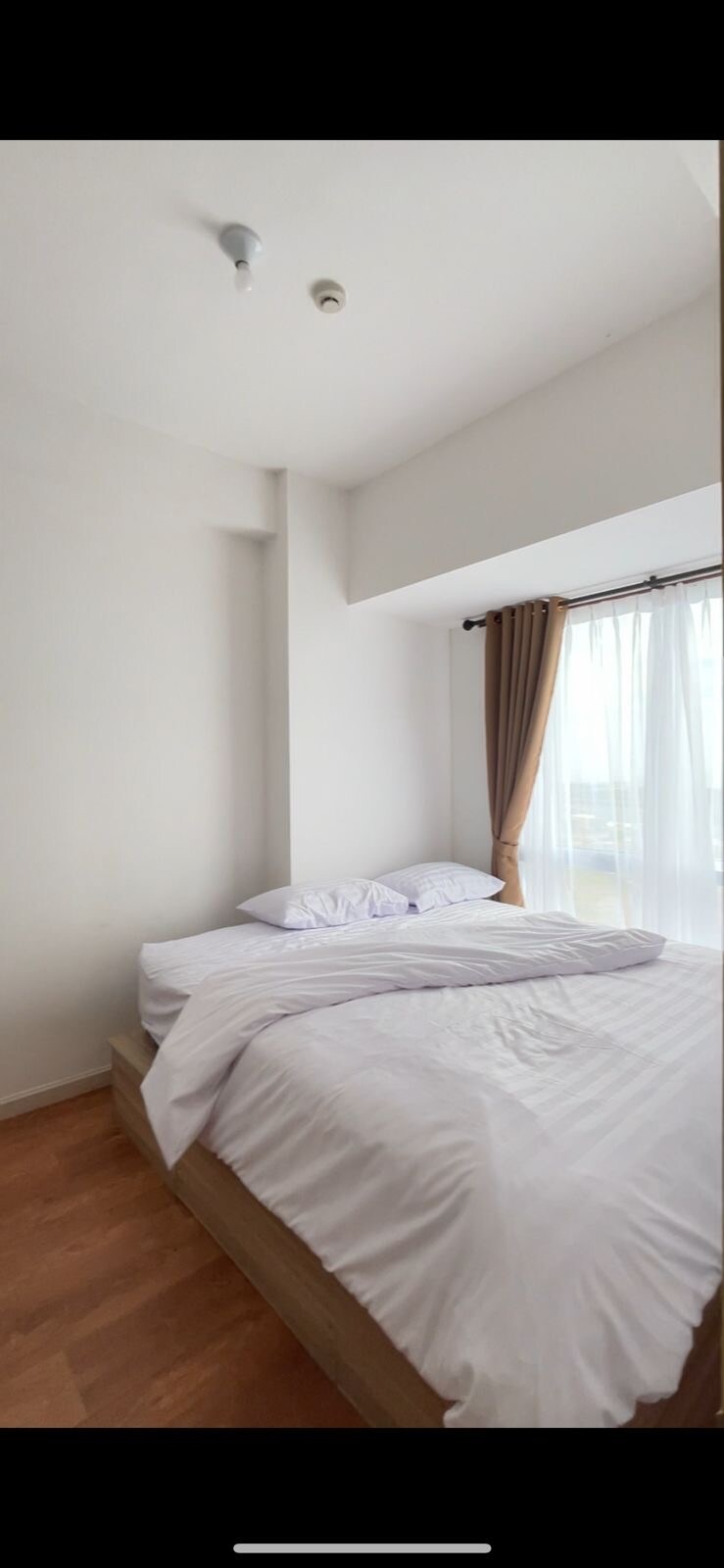 Kitanda kikubwa katika chumba kikuu