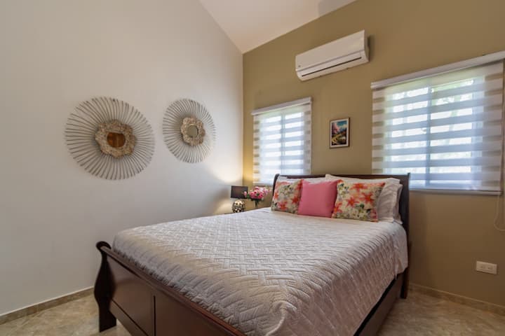 Segundo dormitorio de invitados con cama tamaño queen