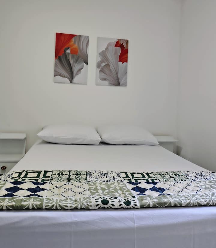 Kutija za bračni krevet, sadrži dodatni madrac za jednu osobu, deke i jastuke.