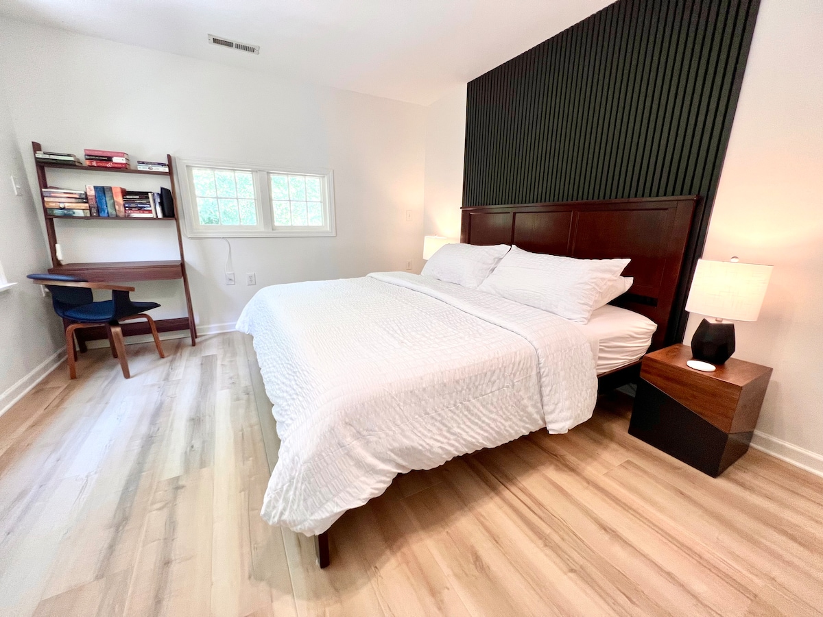 特大双人床卧室，自拍摄此照片后已添加百叶窗。 