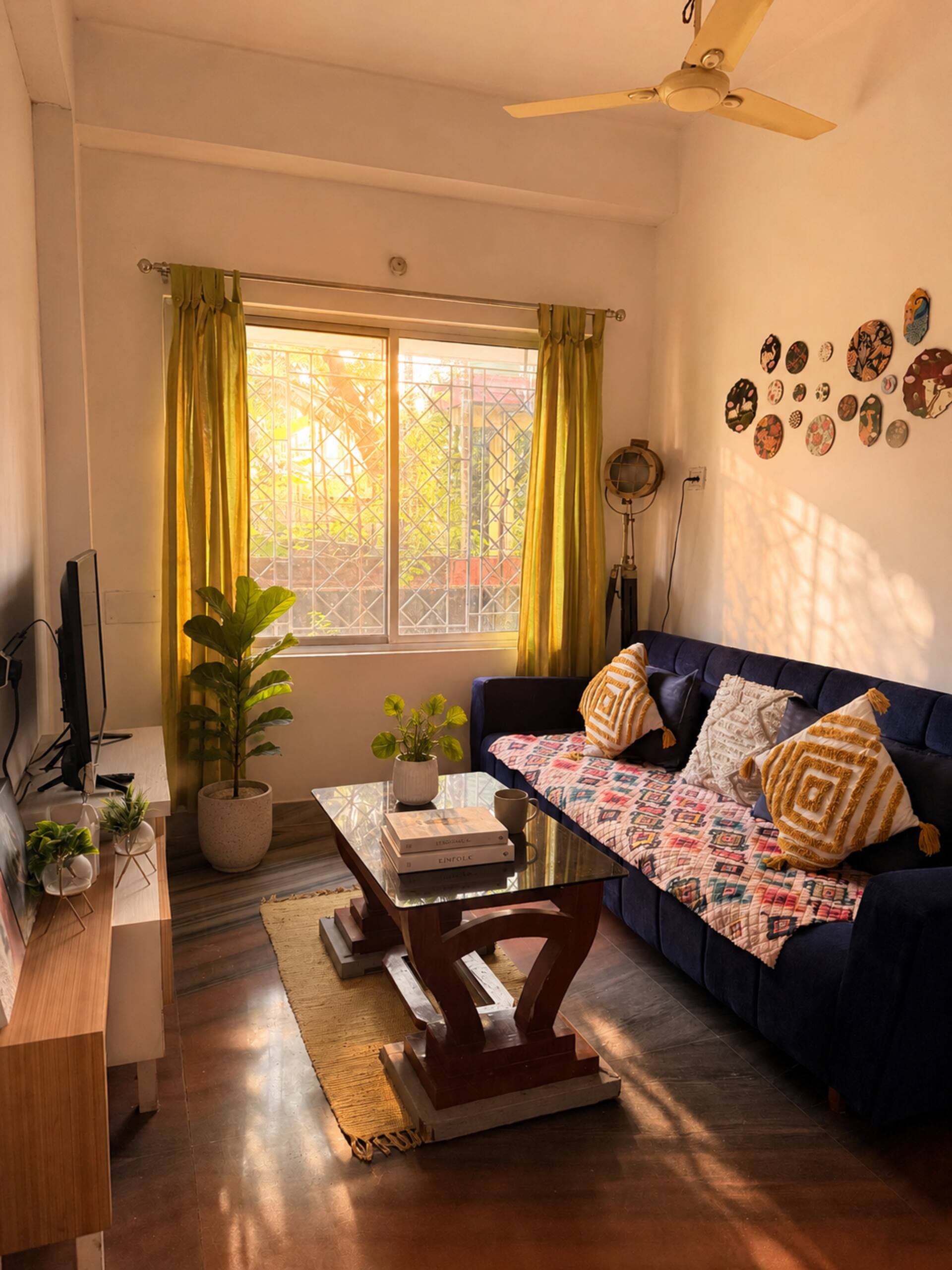 Leo’s|1BHK|2 beds|AC|free parking|15 min airport