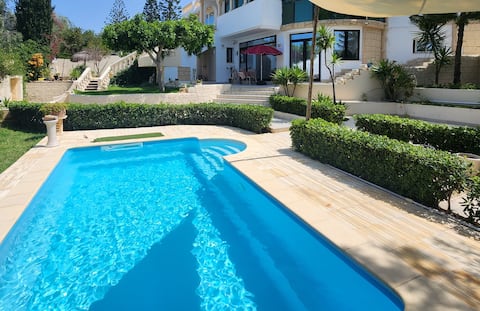 Garden level, swimming pool, fireplace, independent