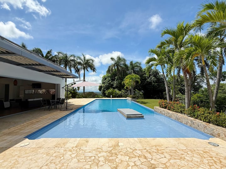 Country estate in Doradal with pool and air conditioning