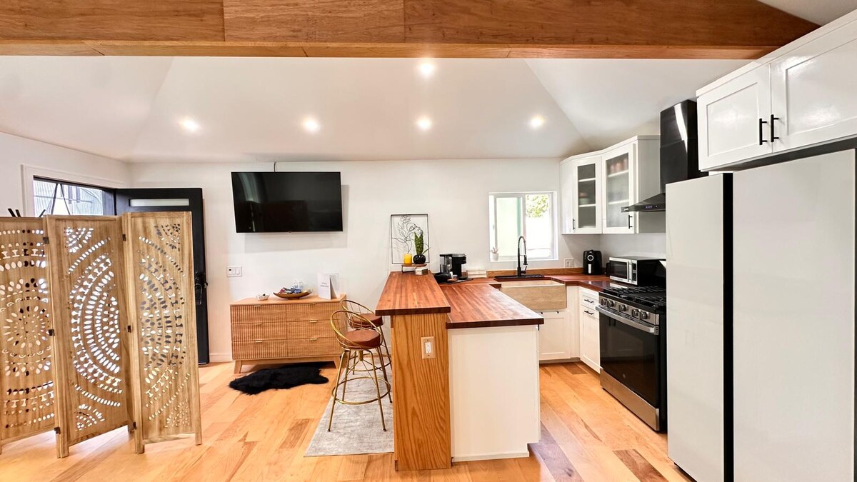Top performing Airbnb: Cozy Place in East LA, 8 miles from DTLA in East Los Angeles