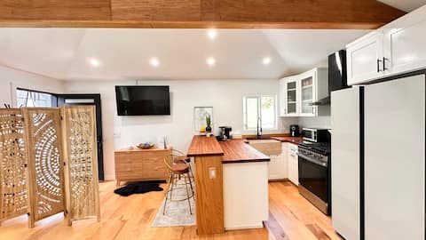 Top performing Airbnb: Cozy Place in East LA, 8 miles from DTLA in East Los Angeles
