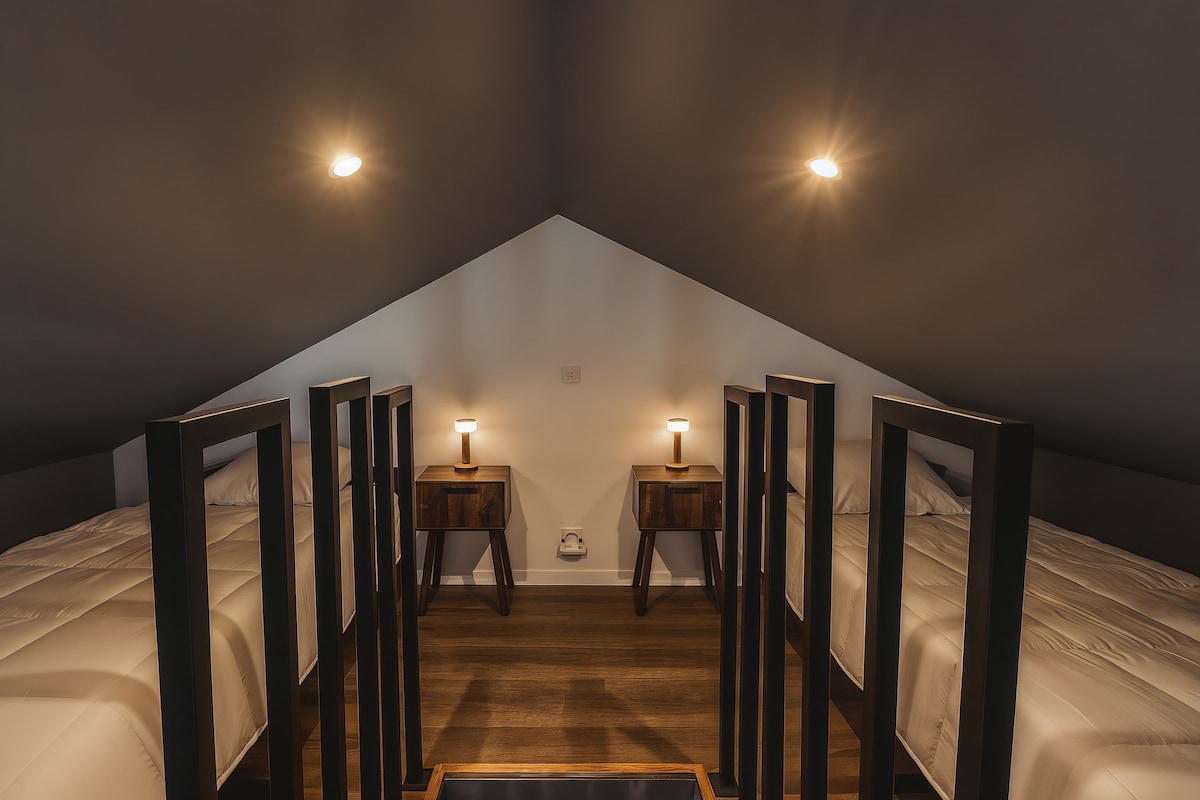 Nid douillet sous les toits — une chambre design et chaleureuse, parfaite pour des nuits paisibles et pleines de charme à Angoulême.