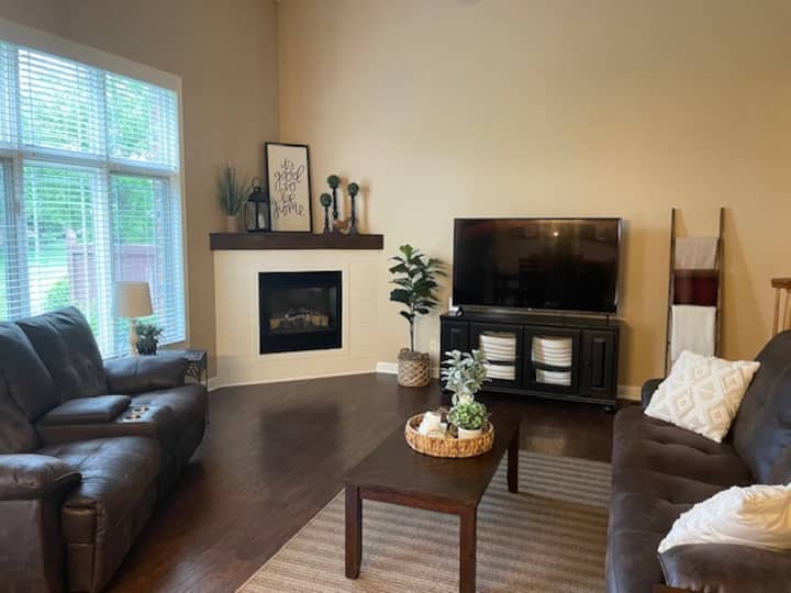 Spacious, Cozy, & Immaculate 3br Home - Tinley Park, IL