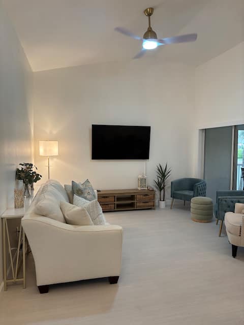 Successful Airbnb property: 2bed 2bath condo w/ views of lake & golf course in Iona