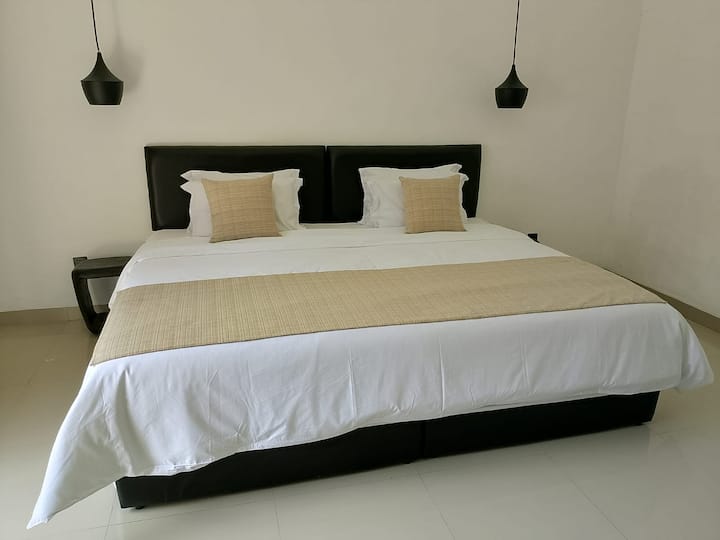 დიდი საძინებელი საწოლით 203×203 სმ