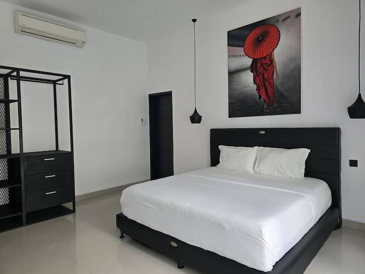 კიდევ ერთი დიდი ოთახი, რომელშიც დგას საწოლი 193×203 სმ