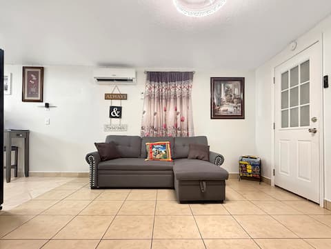 Top performing Airbnb: KngSze Bed,1 min Zoo & 8 stadium Raymd & Airport in Riverbend