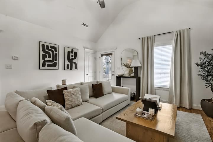 Minimalist Retreat In A Quiet Wilson Neighborhood - Wilson, NC