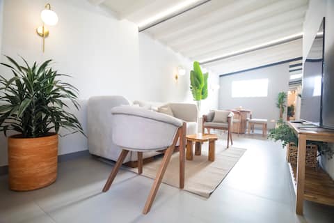 Popular Airbnb listing: Modern & Luxe Stay w/ Parking | Stadium & Laureles in La América