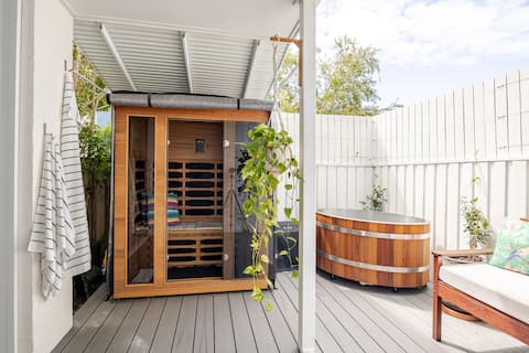 Bohemian Art Garden retreat steps from the beach