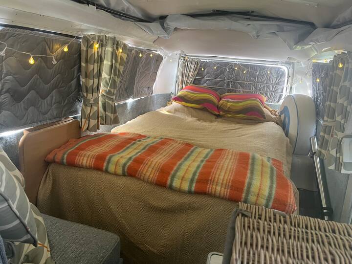 Notre lit rock and roll s'installe en quelques secondes, créant un espace confortable pour deux personnes. Avec un éclairage doux des guirlandes et le charme de la vie en camping-car, c'est la fin parfaite de votre journée. 

Veuillez apporter votre propre linge de lit.