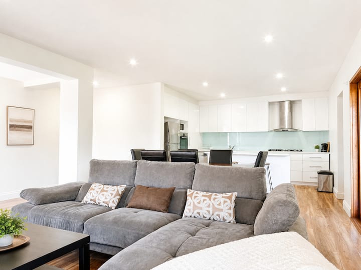 4bd Parkside House - Mitcham