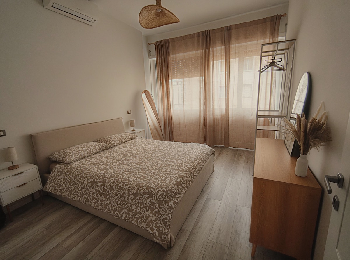 Udobna dvokrevetna spavaća soba (160x200 – bračni krevet) opremljena otvorenim ormarom, komodom i noćnim ormarićima. Klimatizirani prostor, veliki i svijetao prozor, zvučno izolirani dvostruki prozori.