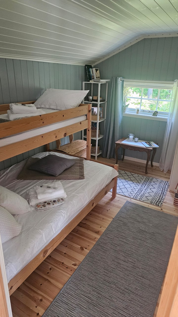 Per un sonno confortevole, utilizziamo solo biancheria da letto e asciugamani in cotone al 100%. Il colore della biancheria da letto potrebbe differire da quello mostrato in foto.