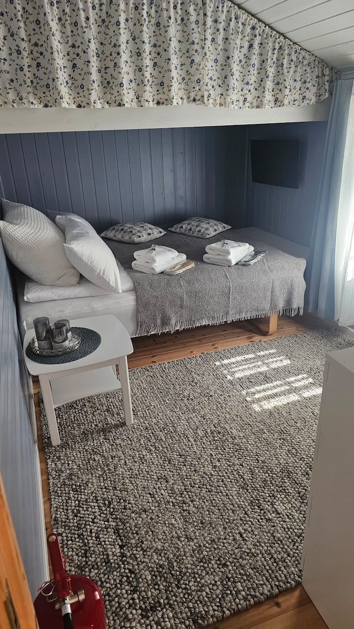 Per un sonno confortevole, utilizziamo solo biancheria da letto e asciugamani in cotone al 100%. Il colore della biancheria da letto potrebbe differire da quello mostrato in foto.