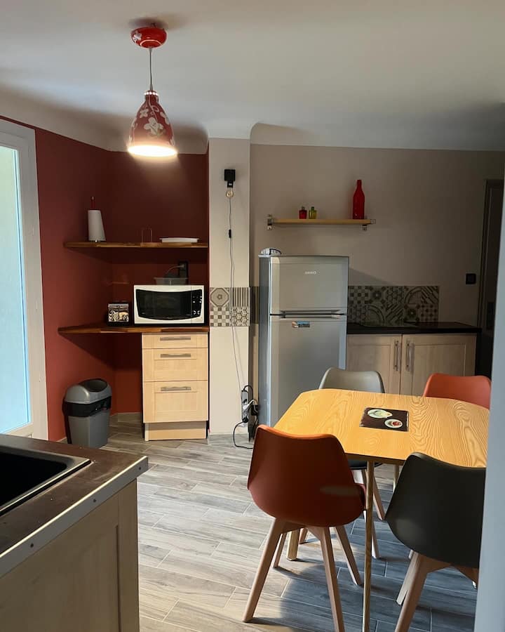 Cyprès Du Bonheur Provence/a L'ombre Du Cerisier - ibis budget Aubagne Paluds Agora