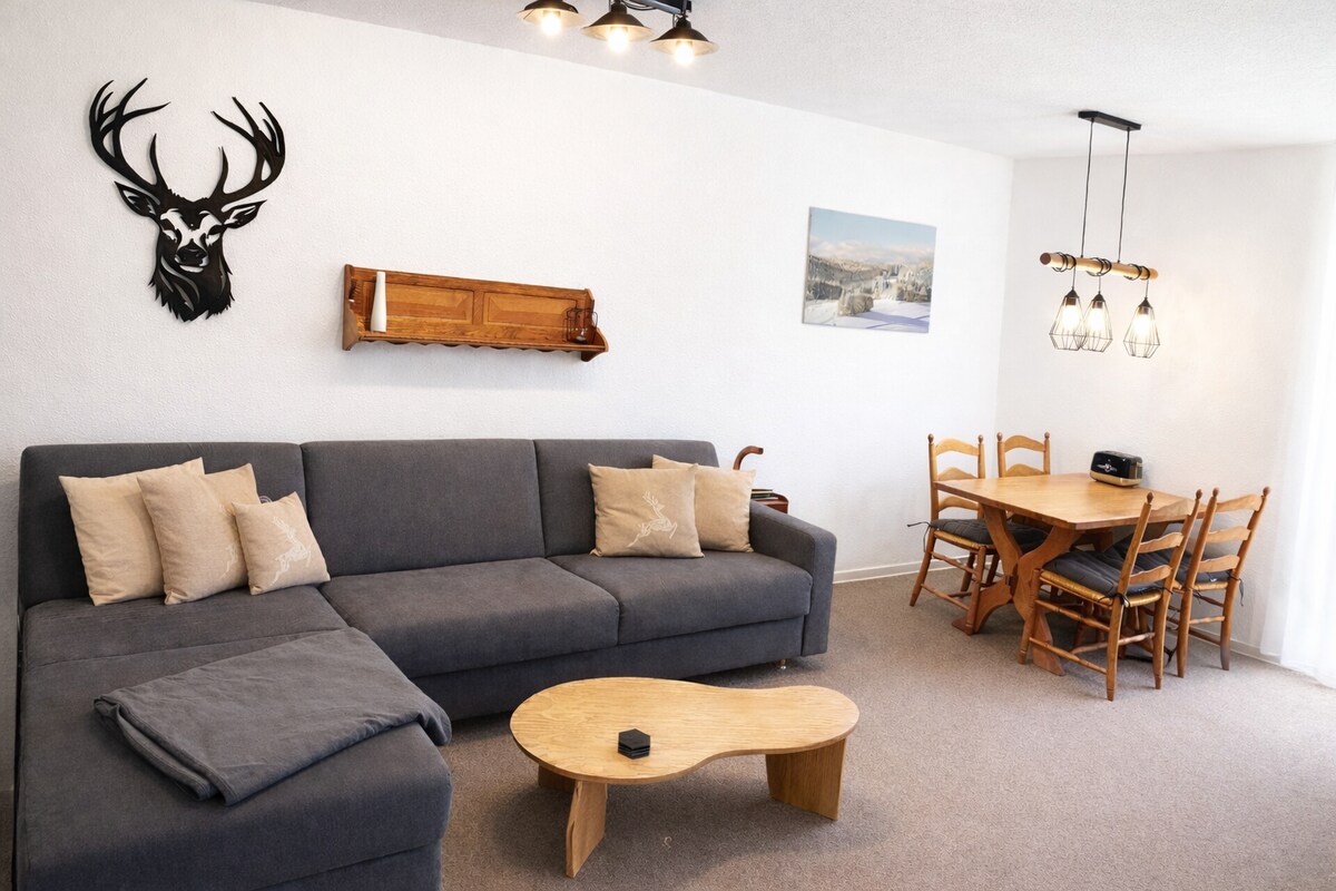 Მყუდრო საცხოვრებელი და სასადილო ოთახი 