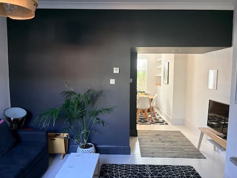 Top Airbnb: Stylish house & garden on quiet road, easy parking in Northenden