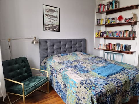 Top Airbnb: Charming room with iconic view to the Rock Church in Etu Töölö