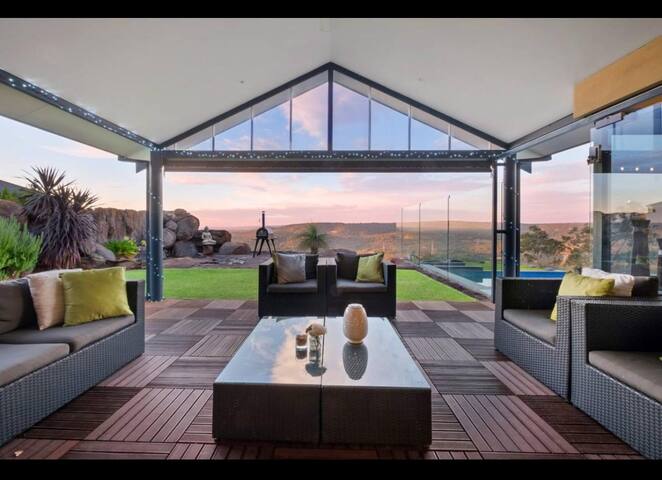 Panoramic views, secluded nature retreat