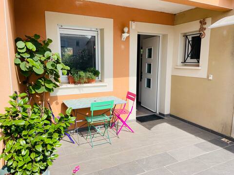 La Maison Cosy, 2 Bedrooms, Gardens, Quiet, Wifi.
