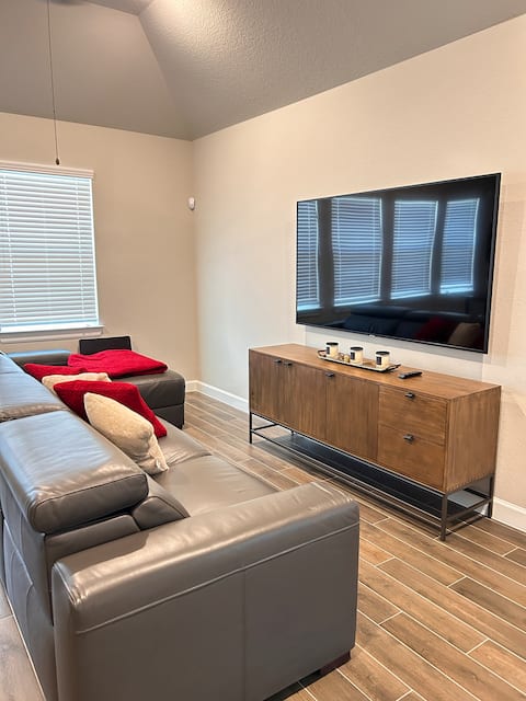 Popular Airbnb listing: Relaxing Retreat Near Downtown in South Acres / Crestmont Park