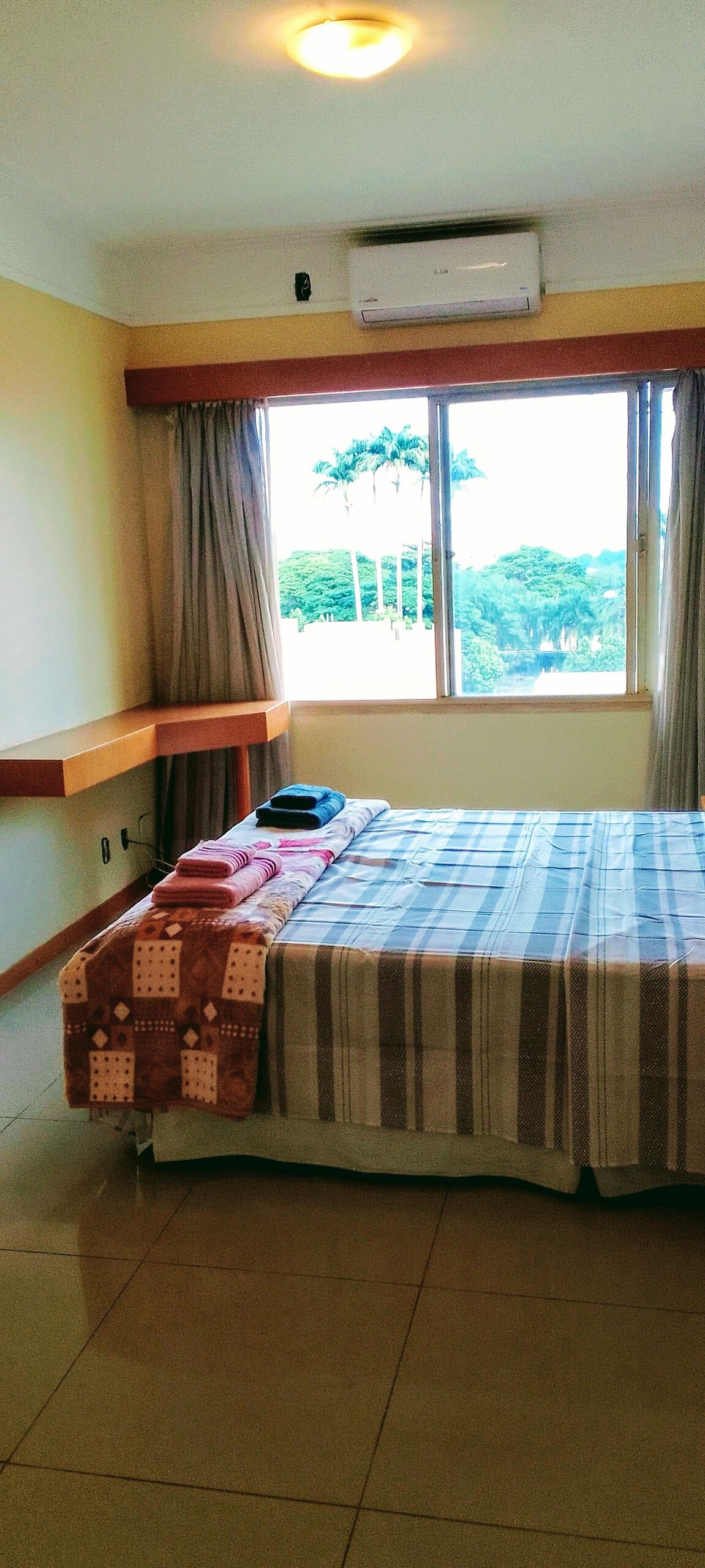 Split klima-uređaj, ugrađeni ormar, posteljina i ručnici, deka, 2 noćna ormarića, zavjese za zamračivanje, radni stol, bračni krevet